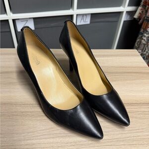 Michael Kors Classic Pointed Toe Pumpe Black Women's Heels